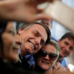 El candidato presidencial Jair Bolsonaro posa para una foto en Brasilia / Reuters