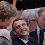La canciller alemana conversa con el presidente francés, Emmanuel Macron, en la última cumbre europea