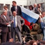 El entonces presidente de la Federación Rusa, Boris Yeltsin, da un discurso subido a un vehículo blindado en Moscú, en 1991