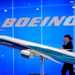Una modelo de la flota de Boeing en el salón aeronáutico de Singapur