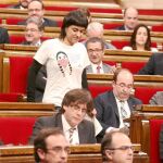 En la imagen, la diputada de la CUP Anna Gabriel, en el Parlament, junto al president Carles Puigdemont