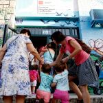 Padres y madres acompañan hoy a sus hijos en su primer día del nuevo curso escolar | Efe