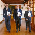Jesús Julio Carnero junto a Víctor Alonso y Agapito Hernández, poco antes de presentar el proyecto de presupuestos