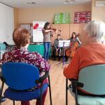 La música ayuda a las personas a sentirse menos tristes y ansiosas