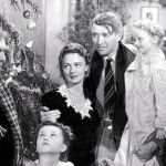 James Stewart, que encarna a George Bailey, aquí con toda la familia del filme