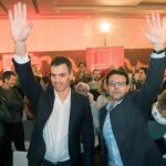 El secretario general del PSOE, Pedro Sánchez, y el alcalde de Granada, Paco Cuenca, en la primera de las más de 50 Asambleas Abiertas a la ciudadanía con las que el Partido Socialista inicia 2018 para exponer los grandes retos y transformaciones que tiene que asumir el país