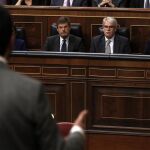 El presidente del Gobierno, Mariano Rajoy (d), junto a los ministros de Exteriores, Alfonso Dastis (c), y de Justicia, Rafael Catalá (3d), escuchan la intervención del portavoz socialista, Antonio Hernando (de espaldas), durante la sesión de control al Ejecutivo del pasado día 23