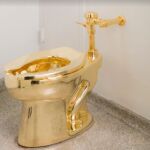 El Museo Guggenheim ha exhibido «América», obra del artista italiano Maurizio Cattelan cuyo oro está valorado en más de un millón de dólares, durante un año.