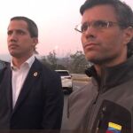 Juan Guaidó junto a Leopoldo López tras la liberación.