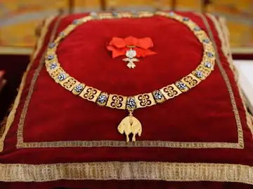 Detalle del Collar del Toisón de Oro, la máxima distinción que concede la Familia Real española. EFE/Mariscal Detalle del Collar del Toisón de Oro, la máxima distinción que concede la Familia Real española. EFE/Mariscal