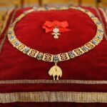 Detalle del Collar del Toisón de Oro, la máxima distinción que concede la Familia Real española. EFE/Mariscal