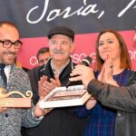 Luis Rey recibe el galardón de manos del alcalde Javier Romero en presencia de Virginia Barcones y el chef Pedro Subijana