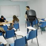 El director de la academia Futura, situada en el madrileño barrio de El Pilar afirma que ha tenido que despedir a cuatro profesores: «Me he quedado yo solo». Connie G. Santos
