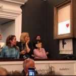 Momento en el que la obra pasa por la trituradora de papel / Instagram Bansky