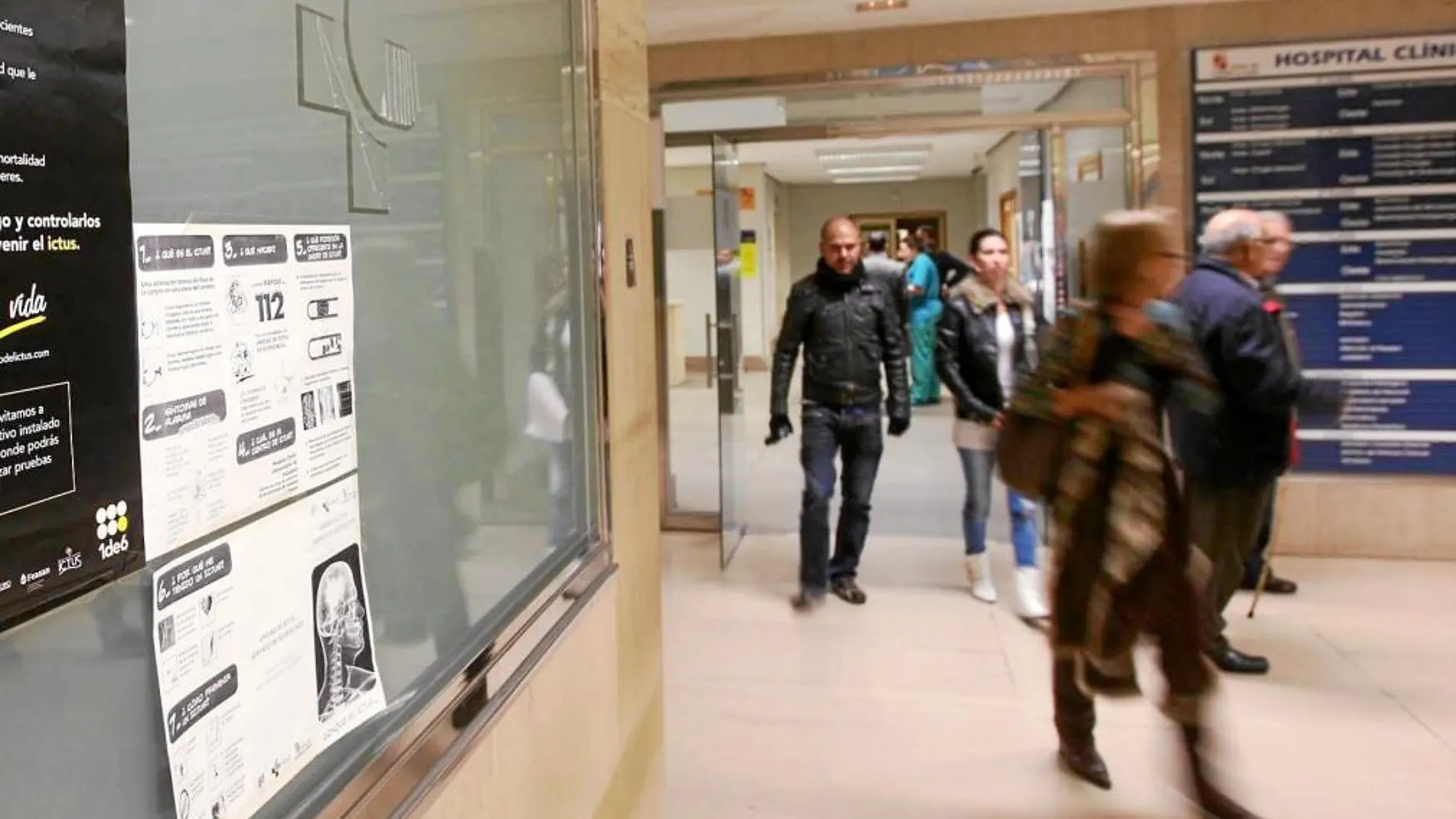 Las listas de espera hasta abril era de cerca de 40.000 pacientes con un tiempo medio de 111 días. En la imagen, pasillo de entrada al Hospital Clínico Universitario de Valladolid