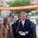 El presidente del PPC, Xavier Garcia Albiol, durante la visita al barrio gerundense de Vila-roja /Efe