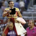 El diestro Enrique Ponce sale a hombros tras la segunda corrida de la Feria de Salamanca