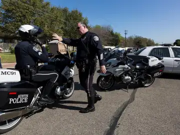 Agentes de policía investigan el origen de una explosión en Austin, Texas (Estados Unidos). EFE/ Stephen Spillman Agentes de policía investigan el origen de una explosión en Austin, Texas (Estados Unidos). EFE/ Stephen Spillman
