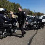 Agentes de policía investigan el origen de una explosión en Austin, Texas (Estados Unidos). EFE/ Stephen Spillman
