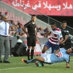 El centrocampista belga del Granada Carcela trata de superar la entrada de Enrich (d), del Eibar