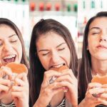 ¿Por qué no nos saciamos con la comida basura?