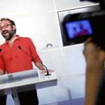El diputado de la CUP, Benet Salellas, durante una rueda de prensa en el Parlamento de Cataluña el pasado mayo