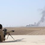 Militares iraquíes toman posiciones ante Mosul, al fondo.