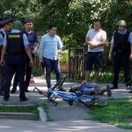 Oficiales de Policía detienen a un hombre tras el ataque