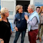 La cabeza de lista del PP al Congreso de los Diputados por la provincia de Valladolid, Isabel García Tejerina, visita la caseta electoral de la formación en la capital