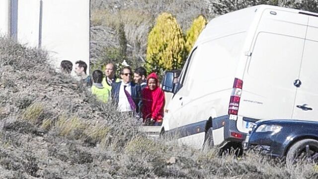 La presunta asesina asiste a la reconstrucción de los hechos en la finca de Rodalquilar junto con miembros de las fuerzas de seguridad