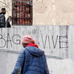 Lavapiés se levantó ayer con las señales de lo sucedido el jueves por la noche y el viernes tras la muerte del senegalés Mmame Mbaye