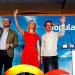 José María Aznar (d), participa en un acto de campaña del PP, junto a Cayetana Álvarez de Toledo y Alejandro Fernández (i). EFE/Toni Albir