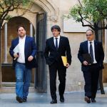 El presidente de la Generalitat, Carles Puigdemont (c), su vicepresidente, Oriol Junqueras (i), y el conseller de Presidencia, Jordi Turull (d), a su llegada a la reunión semanal del gobierno catalán