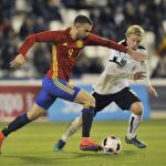 El delantero de la selección española Borja Mayoral (i) y el jugador de Austria, Schlager luchan por el balón durante el partido de Fútbol Internacional Sub 21