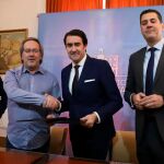 El alcalde de Zamora, Francisco Guarido, y el consejero de Fomento de la Junta de Castilla y León, Juan Carlos Suárez-Quiñones, firman el el protocolo de colaboración para la construcción del Centro Cívico