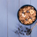 La combinación de lácteos, frutas y cereales integrales es una buena opción para empezar el día