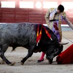 Saúl Jiménez Fortes durante la faena de muleta con uno de los victorinos