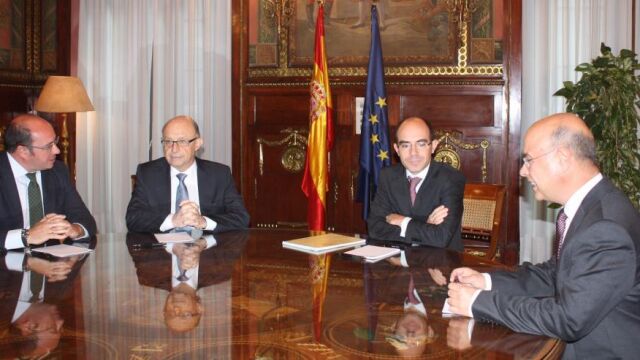 El presidente de la Región, Pedro Antonio Sánchez (izda), el ministro de Hacienda, Cristóbal Montoro, y el consejero del ramo, Andrés Carrillo (dcha.), ayer
