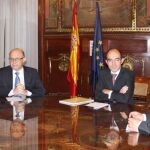 El presidente de la Región, Pedro Antonio Sánchez (izda), el ministro de Hacienda, Cristóbal Montoro, y el consejero del ramo, Andrés Carrillo (dcha.), ayer