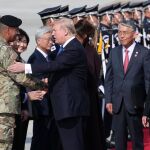 El presidente de los Estados Unidos, Donald J. Trump (c), saluda al comandante de las Fuerzas de Estados Unidos Corea, general Vincent Brooks (i), a su llegada hoy, martes 7 de noviembre de 2017, a la base aérea estadounidense Osan, en Pyeongtaek (Corea del Sur)