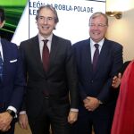 El ministro Íñigo de la Serna; la delegada del Gobierno, María José Salgueiro; el consejero Juan Carlos Suárez-Quiñones; y el alcalde de León, Antonio Silván, muestran su satisfacción por los anuncios realizados