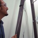 El investigador Mehmet Kurt prueba el nuevo casco con airbag
