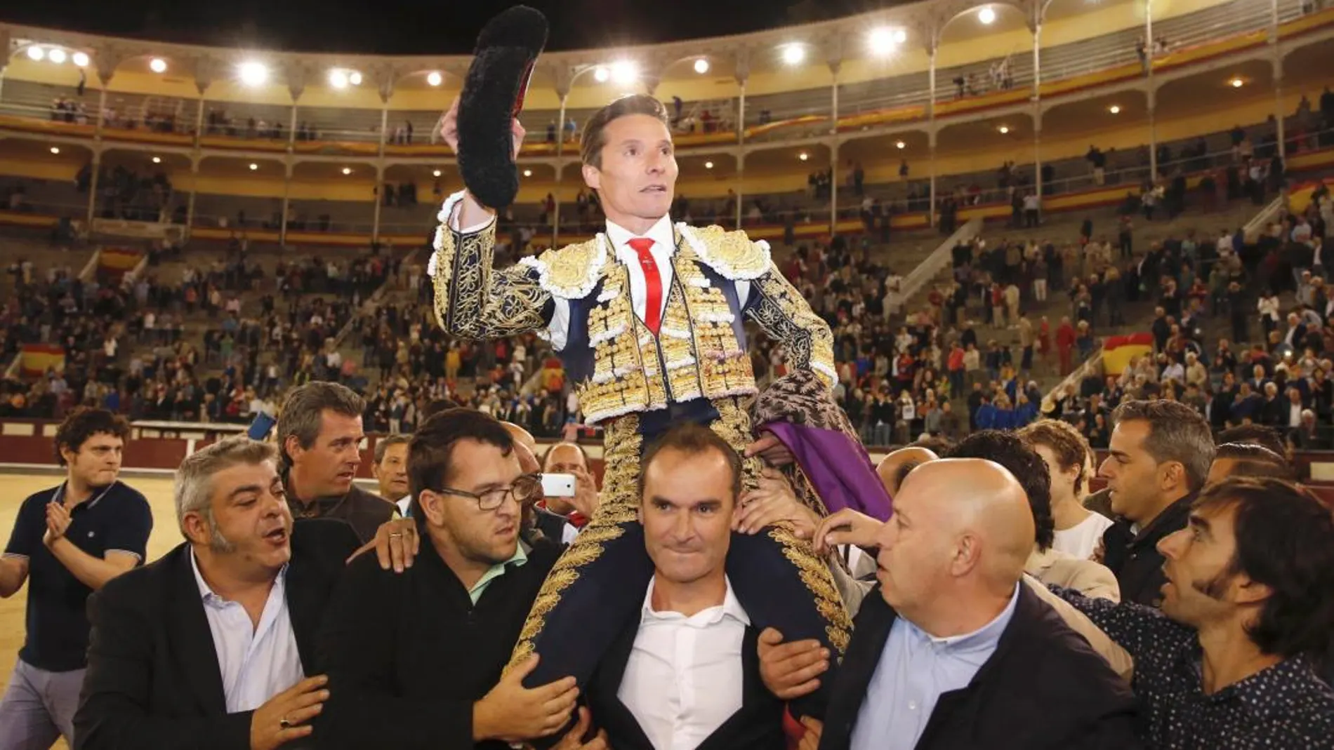 El diestro Diego Urdiales sale por la puerta grande tras el sexto y último festejo de la Feria de Otoño de Las Ventas/Foto: Efe