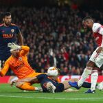 El disparo de Lacazette es despejado por Neto