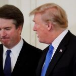 El presidente, Donald Trump, habla con su candidato al Supremo, Brett Kavanaugh, en una imagen de archivo / Reuters