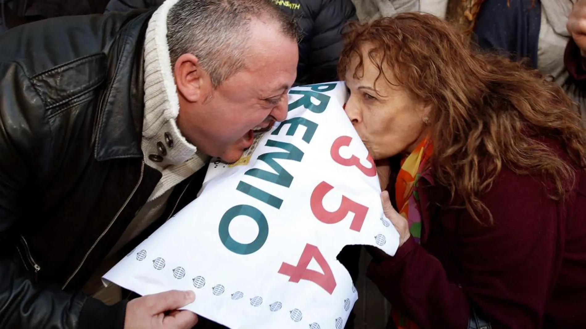 El primer premio del sorteo de El Niño, dotado con 2.000.000 de euros a la serie, ha recaído en el número 08.354, que ha sido vendido íntegramente en la administración número 3 de Torrent (Valencia). EFE/Juan Carlos Cárdenas
