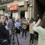 Gran expectación a las puertas de la sede del PSOE