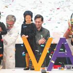 Leo Messi coloca junto a Alicia y Pau las últimas piezas de lego de la primera piedra simbólica del SJD Pediatric Cancer Center