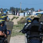 Policías protegiendo las zonas aledañas al campo de Calais
