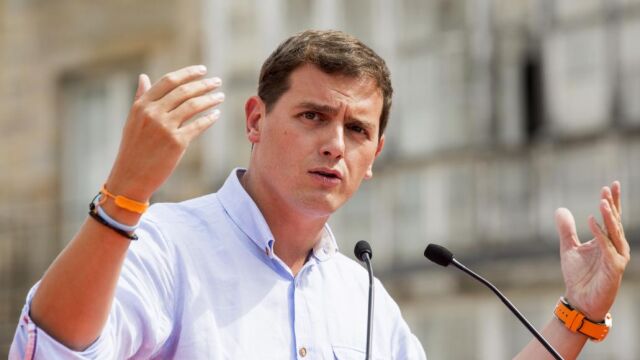 El presidente de Ciudadanos, Albert Rivera, poco antes del acto político celebrado hoy en Vitoria arropando la candidatura de Nicolás de Miguel a lehendakari